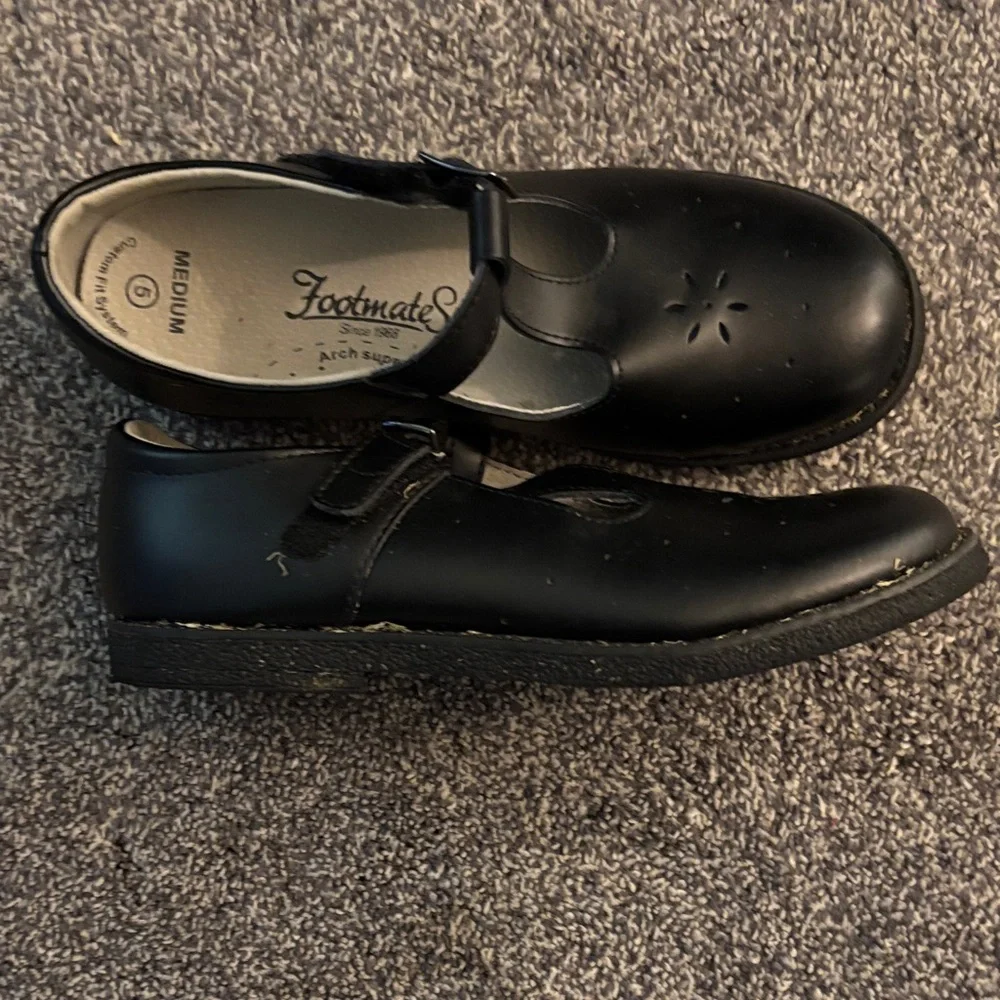 FootMates Black Girls' T-Strap Mary Jane School Shoes - Picture 6 of 6